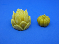 Bougies Lotus (L 5,4 cm, l 5,4 cm, h 4,4 cm environ), Citrouille (L 3,5 cm, l 3,5 cm, h 2,5 cm environ)