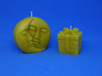 Bougies Lune-Soleil haut (L 6 cm, l 2,5 cm, h 5,5 cm environ), Cadeau (L 3,5 cm, l 3,5 cm, h 3,8 cm environ)