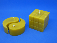 Bougies Yin et yang (L 7,4 cm, l 7,4 cm, h 3 cm environ), Rubic's cube (L 6 cm, l 6 cm, h 6 cm environ)